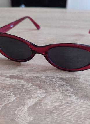Стильные солнцезащитные очки бордовый цвет