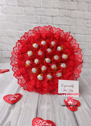 Красный букет с конфетами, сладкий подарок на 8 марта.