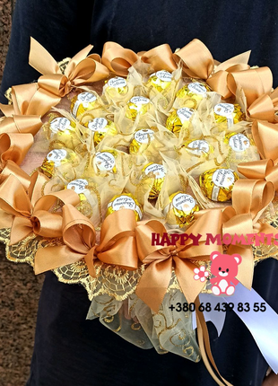 Золотистый букет с конфетами, сладкий подарок на 8 марта.