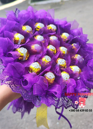 Фиолетовый букет с конфетами, сладкий подарок на 8 марта.