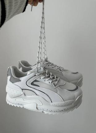 Стильні жіночі кросівки білі з сірим