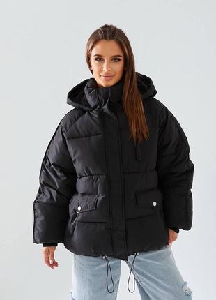 Женская зимняя куртка с капюшоном черного цвета