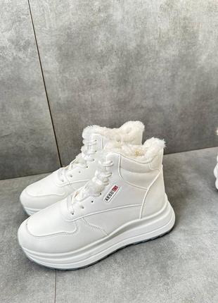 Зимові кросівки на хутрі білого кольору 1419