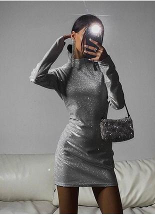 Блестящее серебристое платье мини