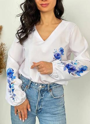 Блуза с красивым цветочным принтом в украинском стиле