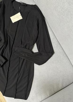 Черное короткое платье с вывернутыми швами