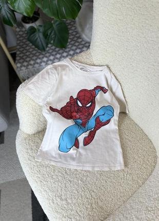 Молочная футболка для мальчика с мужчиной пауком