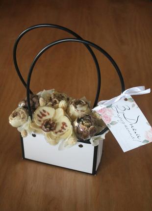 Шоколадний подарунок букет із квітів на день народження