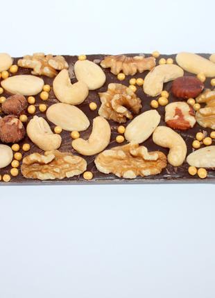 Шоколадка ручной работы с орешками разных видов