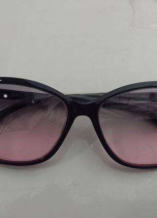 Женские тонированные  очки для зрения в черной  оправе.