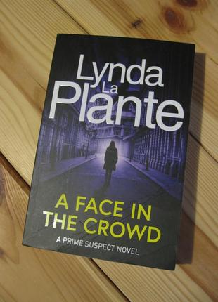 Книга на английском языке "a face in the crowd" lynda la plante