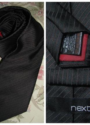 Краватка фірмовий, чорний з червоним.