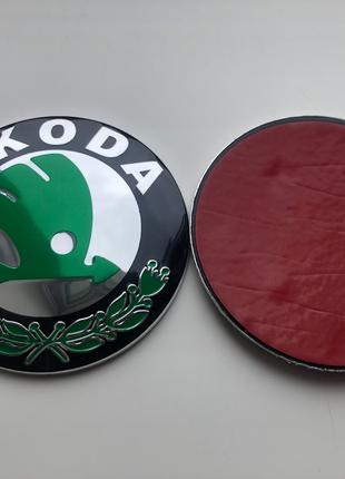Емблема значок на капот, багажник Skoda Шкода зелена 88мм