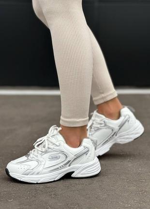 Жіночі біло-сірі кросівки
