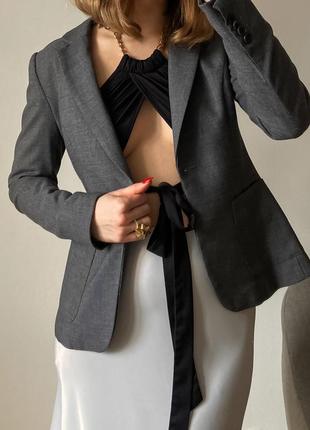 Серый пиджак приталенного силуэта