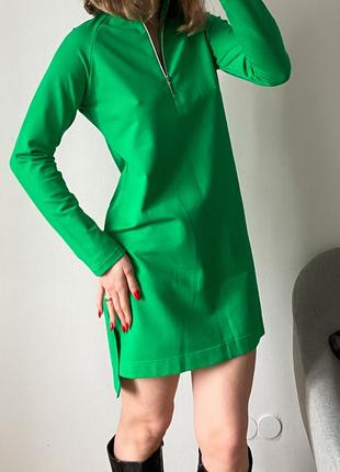 Трикотажна зелена сукня спортивного стилю