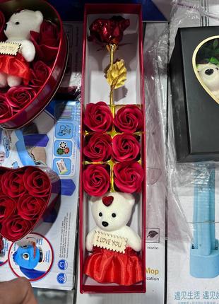 Подарочная коробка с розами и мишкой Цветочный подарок