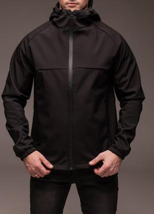Чорна куртка soft shell на флісі
