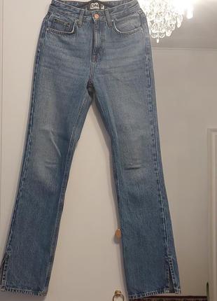 Прямые джинсы с разрезами