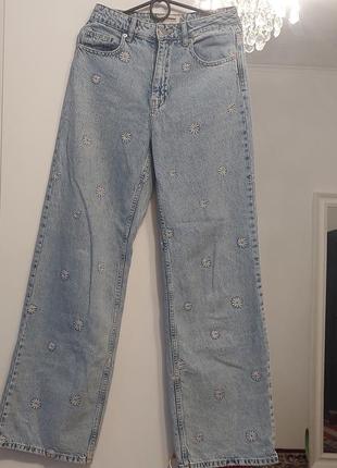Широкие джинсы с вышивкой