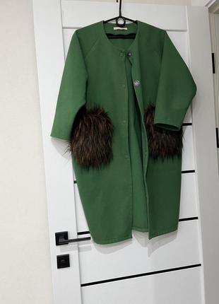 Пальто кокон зеленое с декоративными меховыми карманами сужает...
