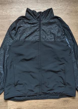 Вітровка umbro чорна футбольна витровка куртка плащ легка сіра