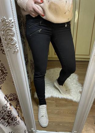 Черные джинсы zara