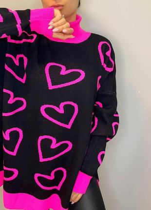 Женский вязаный свитер туника с принтом сердце в фасоне оверсайз