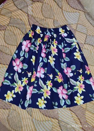 Яркая разноцветная юбка с крупными цветами