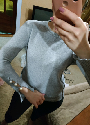 Серый свитер с жемчугом