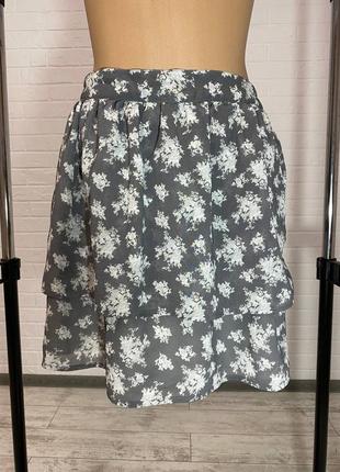 Серая короткая шифоновая юбочка с цветами