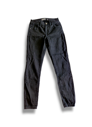 Черные брюки джинсы