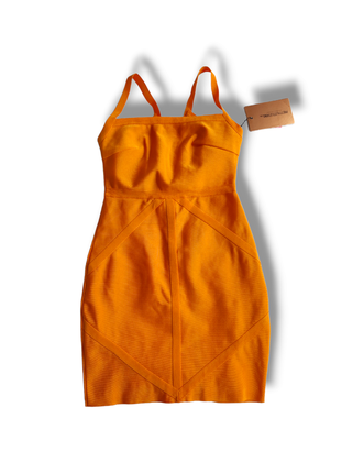 Ярко-оранжевое облегающее платье с вырезом на лямках