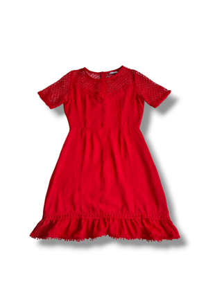 Красное платье с вышивкой
