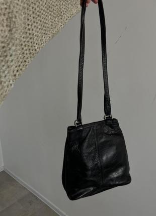 Черная винтажная кожаная сумочка на длинных ручках
