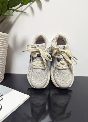 Стильные кроссовки из новой коллекции известного бренда. фирма...