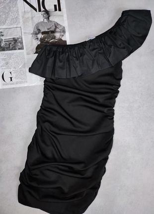 Черное облегающее мини платье на одно плечо