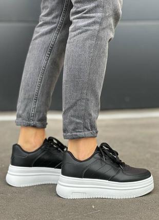 Жіночі шкіряні кросівки у чорно-білому кольорі ☯️