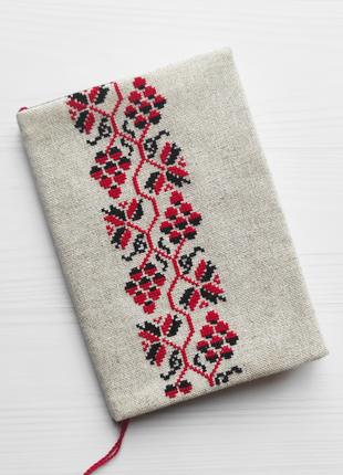 Блокнот с ручной вышивкой в украинском стиле.