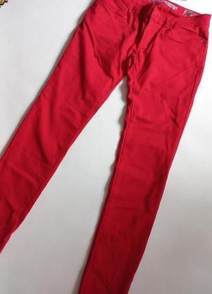 Красные джинсы новые м размер 46