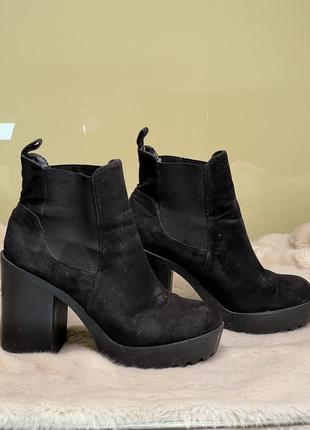 Черные замшевые ботинки ботильоны на каблуке