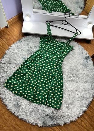 Легкое летнее зеленое с ромашками платье-сарафан