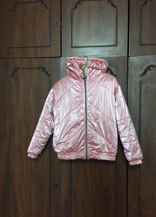 Куртка демисезонная на девочку цвета розовый металлик на 10 лет.