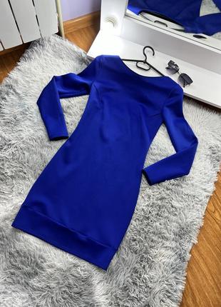 Классическое при клена платье синего цвета с открытой спинкой