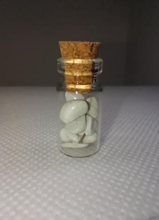 Натуральний камінь Говліт в пляшці 2 см для медитації та декору