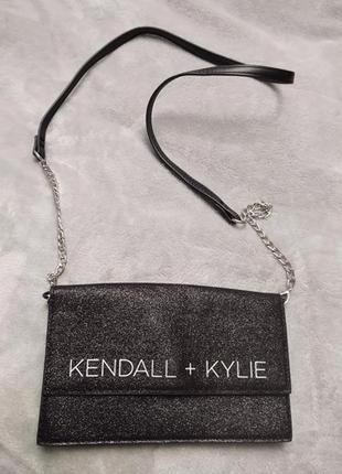 Шикарная сумка клатч чёрного блестящего цвета kendall + kylie,...