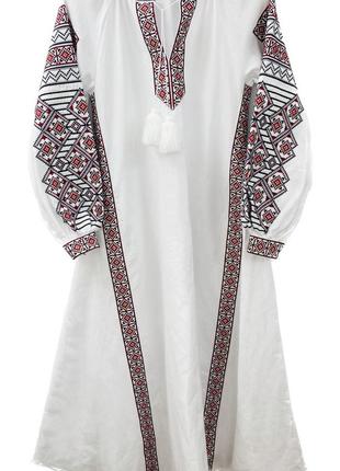 Жіноча сукня вишиванка білого кольору з оригінальною вишивкою