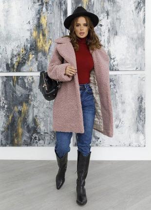 Женское пальто сиреневого цвета из искусственного меха