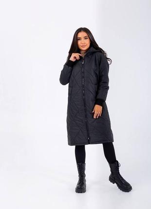 Жіноче пальто стьобане з капюшоном чорного кольору 25261 n