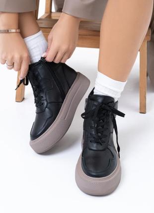 Черно-бежевые женские ботинки с высокой подошвой